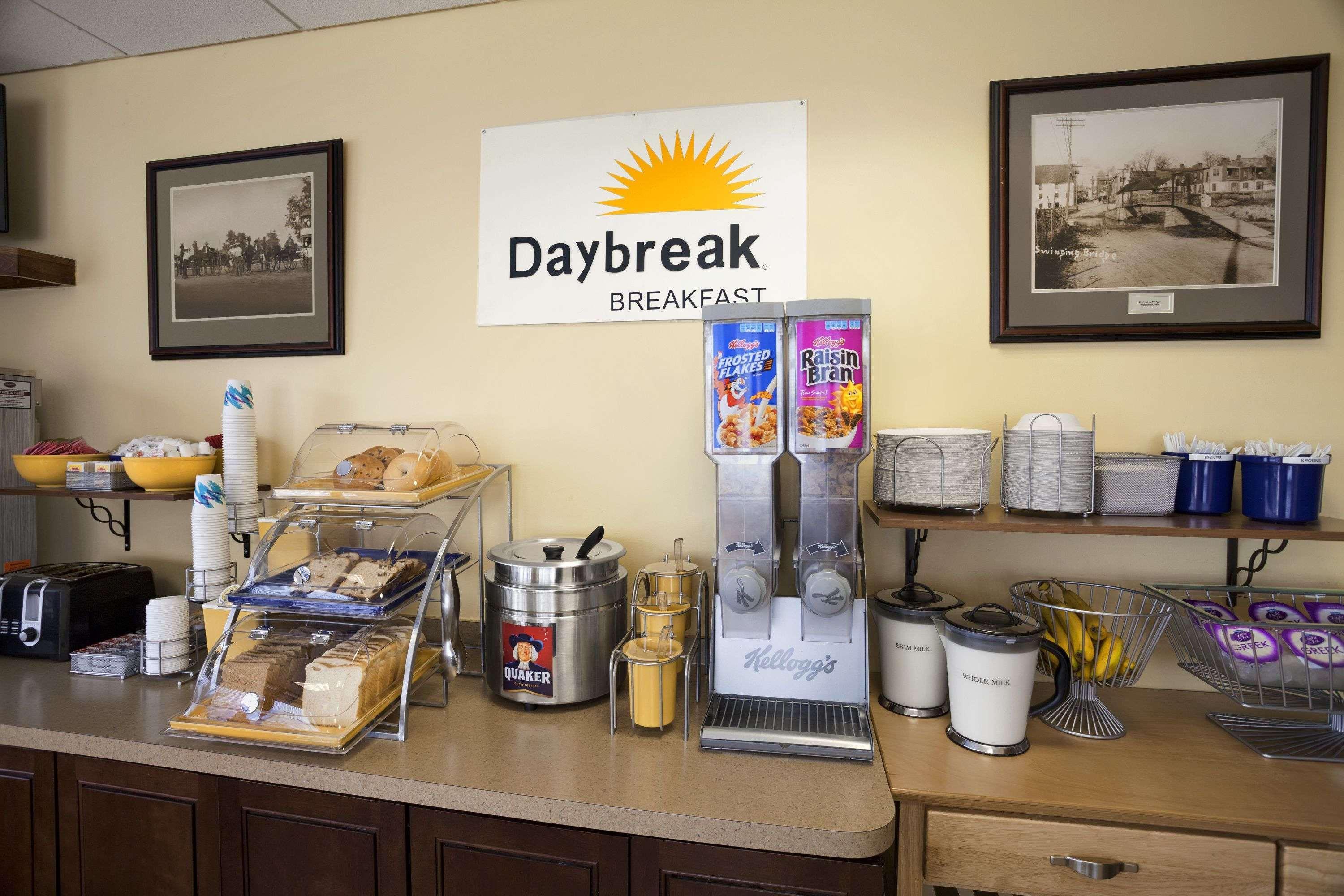 Days Inn Of Frederick By Wyndham Экстерьер фото