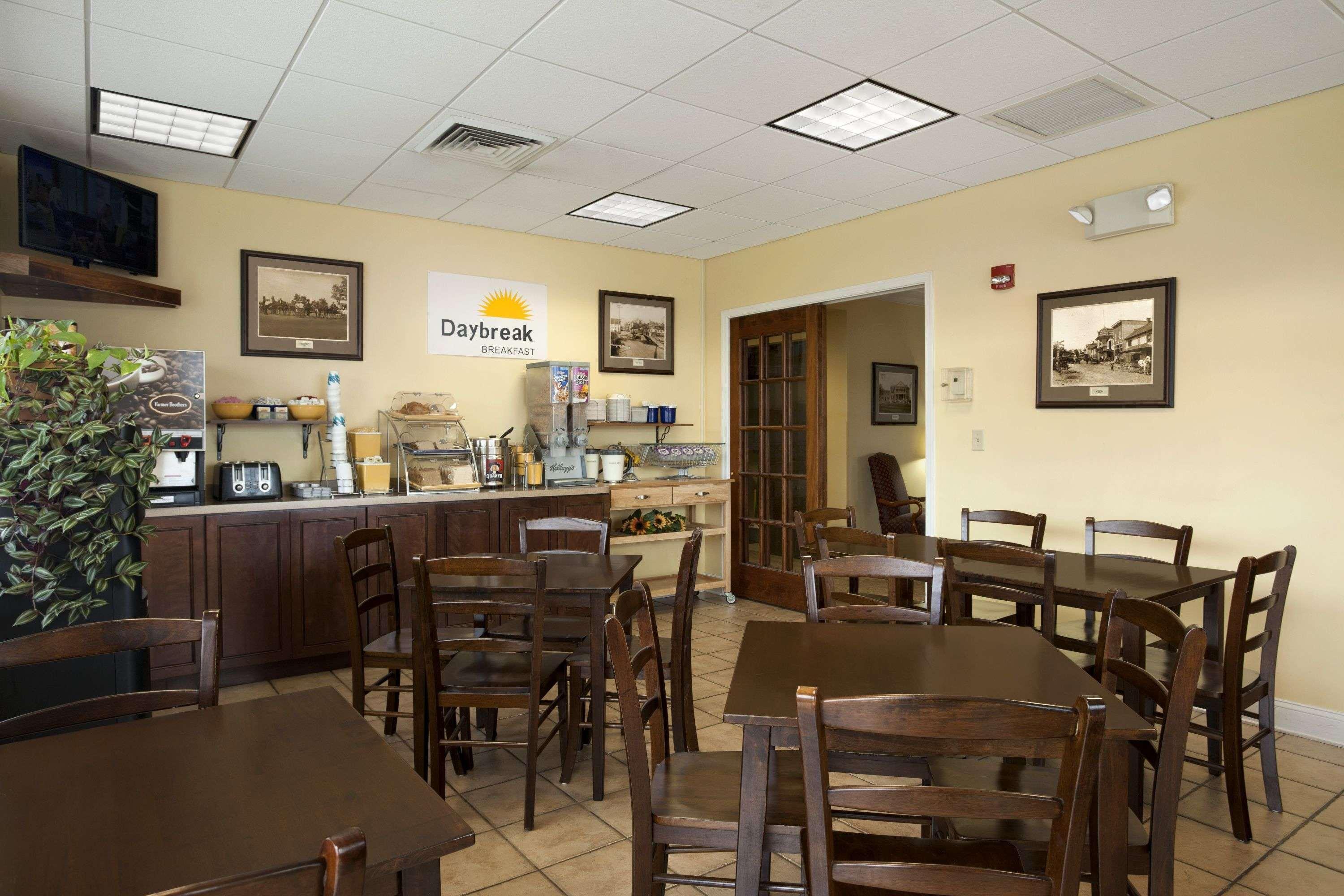 Days Inn Of Frederick By Wyndham Экстерьер фото
