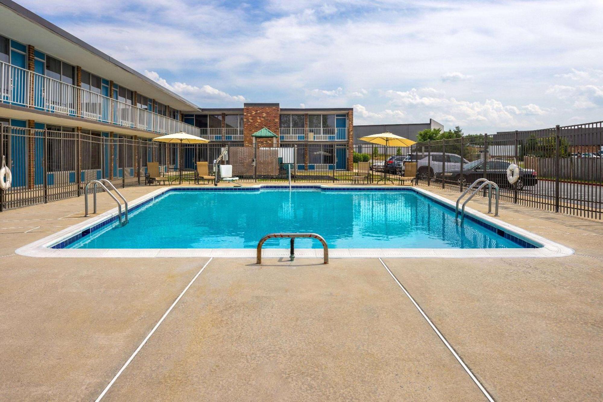 Days Inn Of Frederick By Wyndham Экстерьер фото