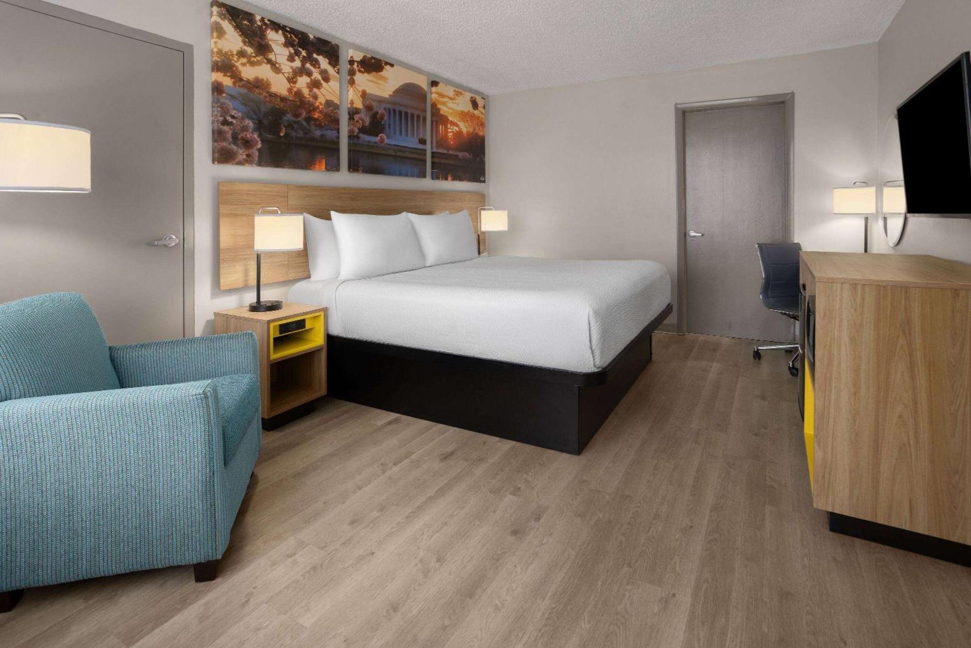 Days Inn Of Frederick By Wyndham Экстерьер фото