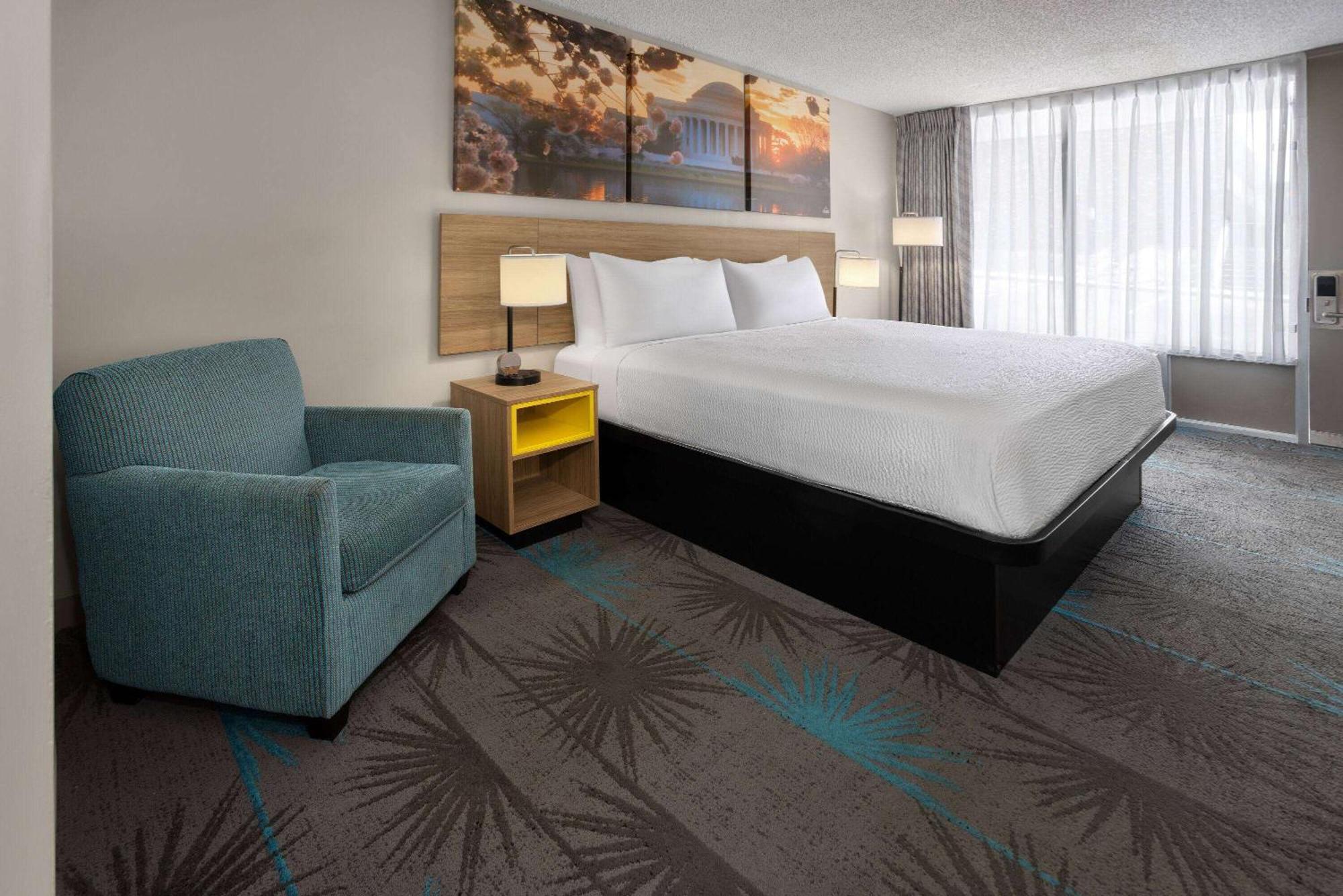 Days Inn Of Frederick By Wyndham Экстерьер фото