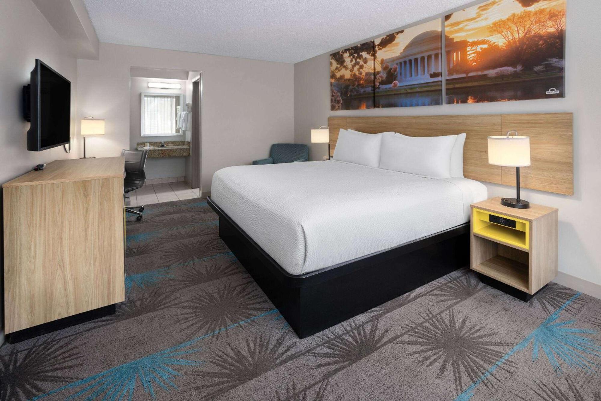 Days Inn Of Frederick By Wyndham Экстерьер фото