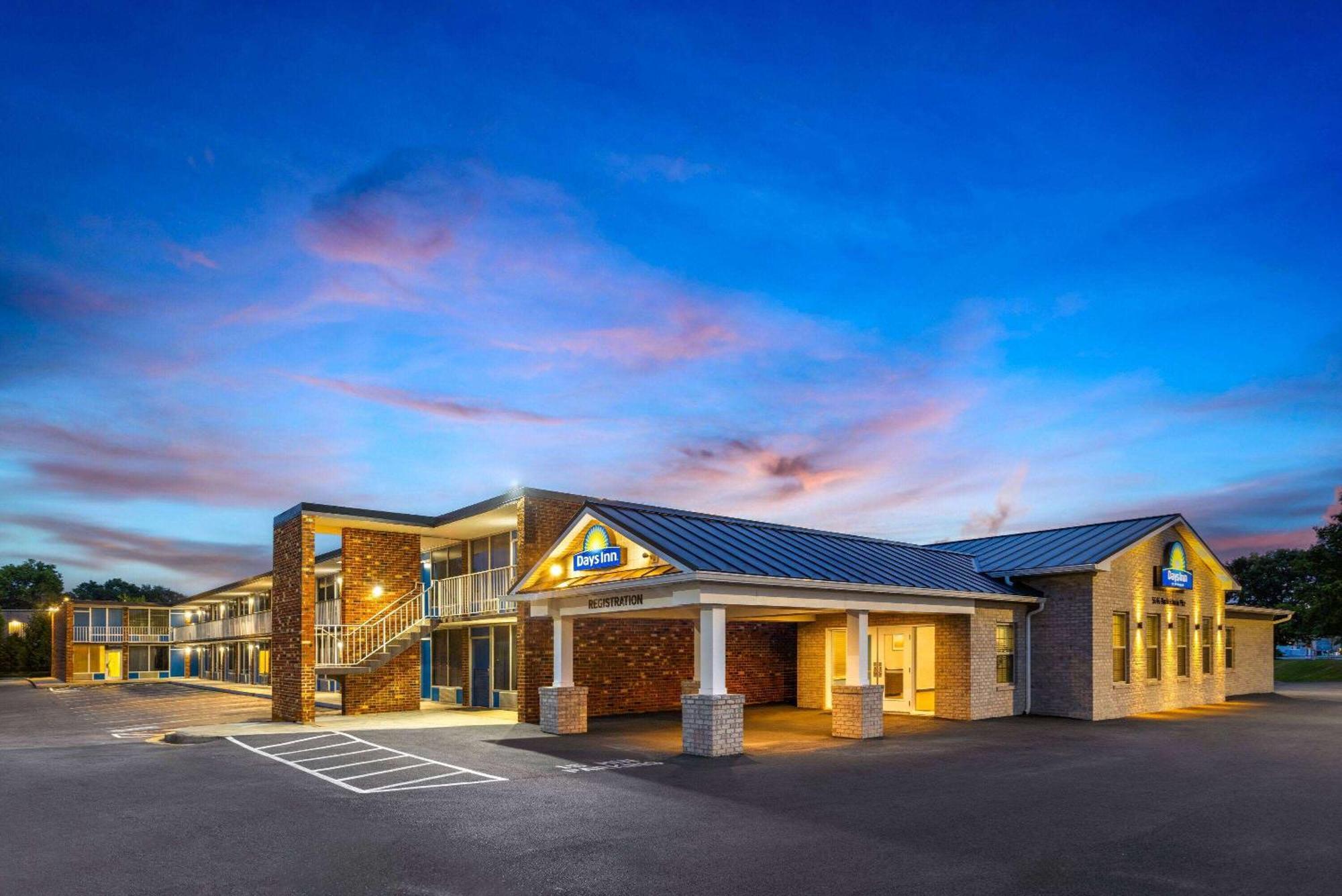 Days Inn Of Frederick By Wyndham Экстерьер фото